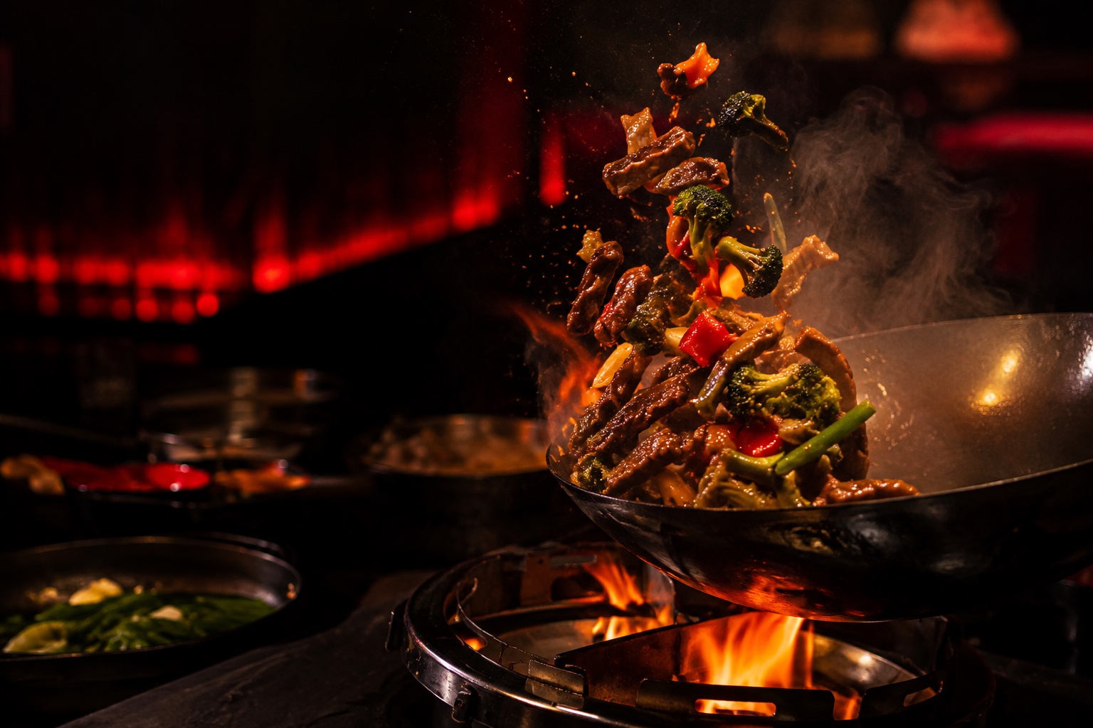 Wok-Zubereitung über offener Flamme — illustratives Food-Motiv